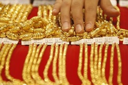 Giá vàng châu Á trượt xuống mức thấp nhất 4 tháng 